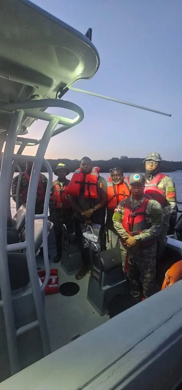 Rescate de extranjeros tras hundimiento de catamarán.
