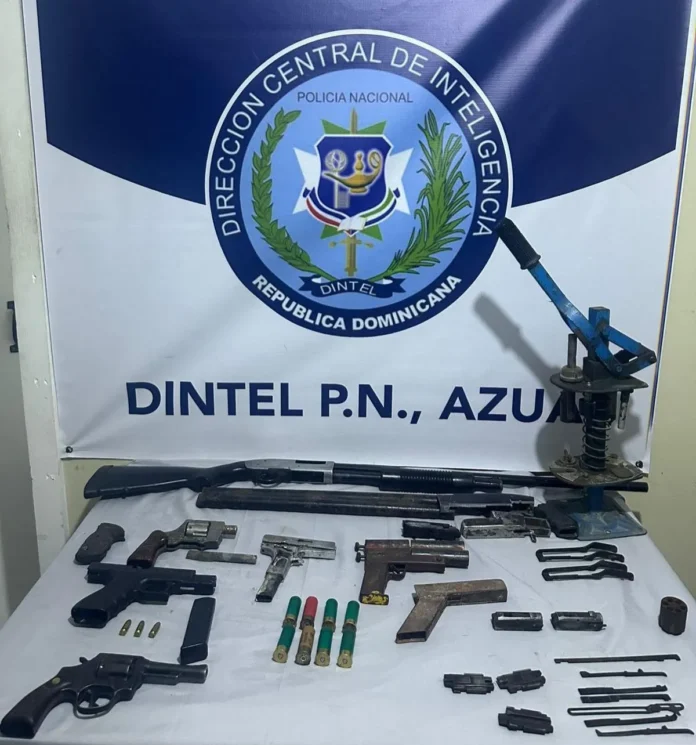 Dintel incauta armas y arresta tres hombres.