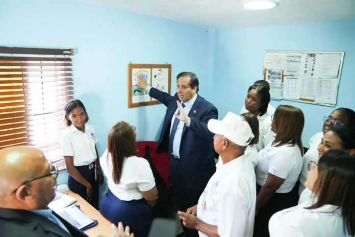 Víctor Atallah supervisa salud en Santo Domingo.