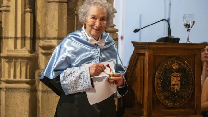 Margaret Atwood denuncia censura de libros.