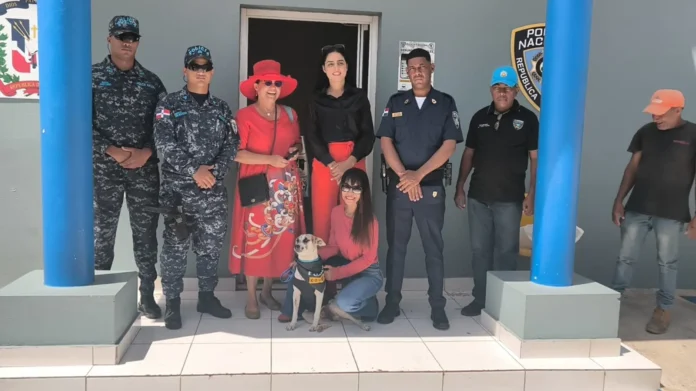 Perrita Pinta recibe reconocimiento policial en Monción.