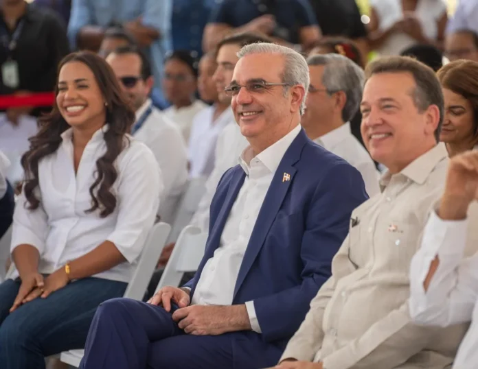 Abinader entrega apartamentos del Plan Familia Feliz