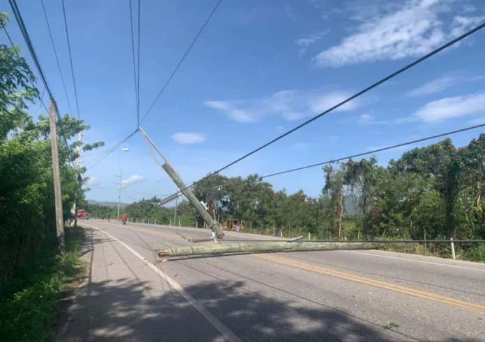 Caída de poste eléctrico en Montellano.