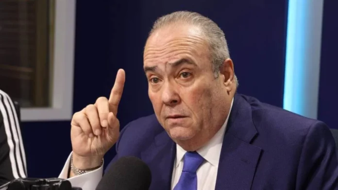 Charlie Mariotti apoya a Gonzalo Castillo.