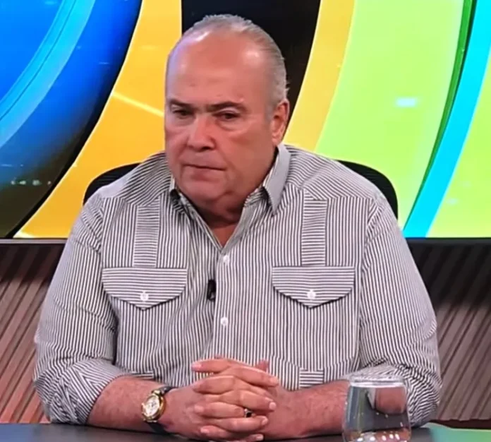 Charles Mariotti defiende a Gonzalo Castillo.