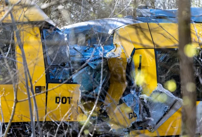 Colisión de trenes en Bedford, emergencia activa.