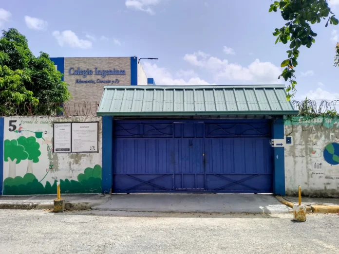 Padres exigen respuestas tras cierre del colegio.