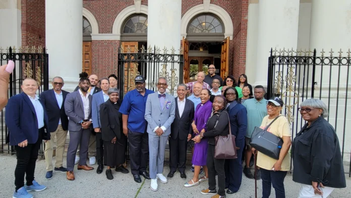 Líderes religiosos apoyan a Adriano Espaillat