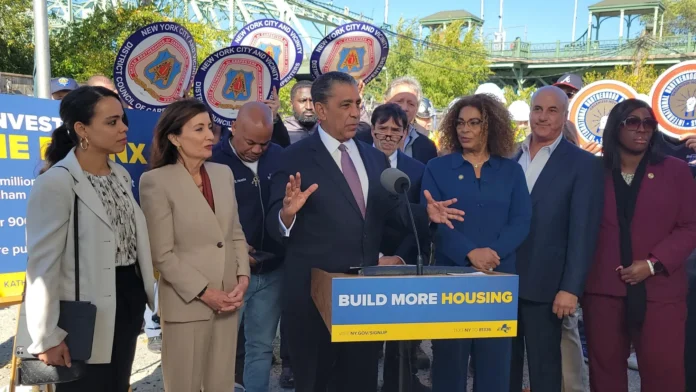 Adriano Espaillat critica recortes a vivienda asequible