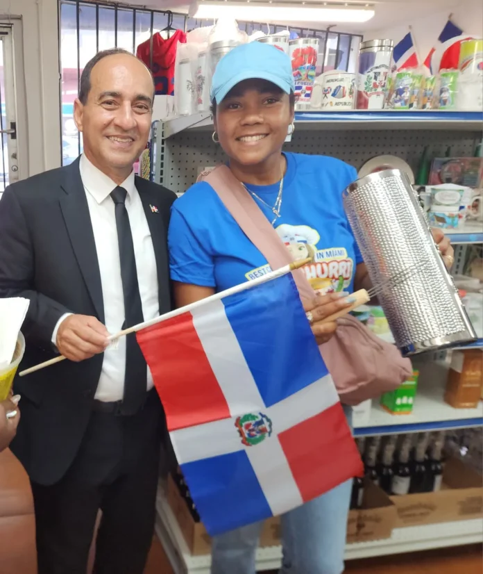 Gilberto Minaya apoya a la diáspora dominicana