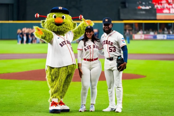 Cónsul dominicana lanza primera bola en Houston