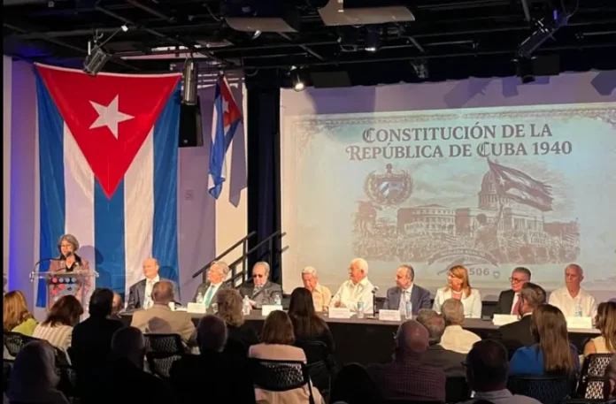 Exiliados cubanos defienden Constitución de 1940