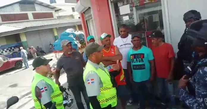 Concienciación vial para motoconchistas en Constanza.