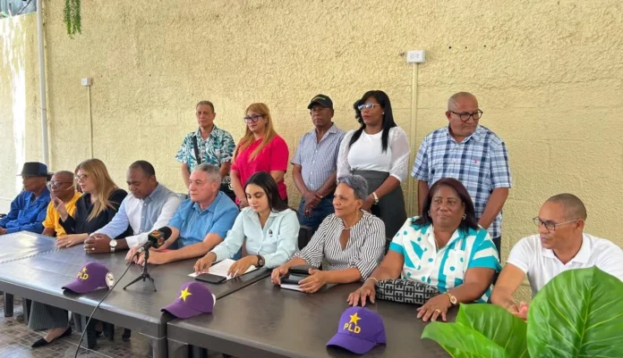 Asamblea del PLD en Baní con Medina.