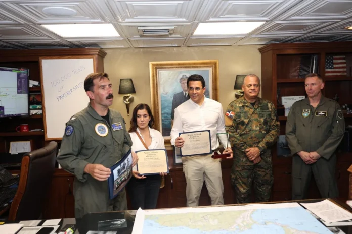 David Collado visita USS Nimitz en Santo Domingo