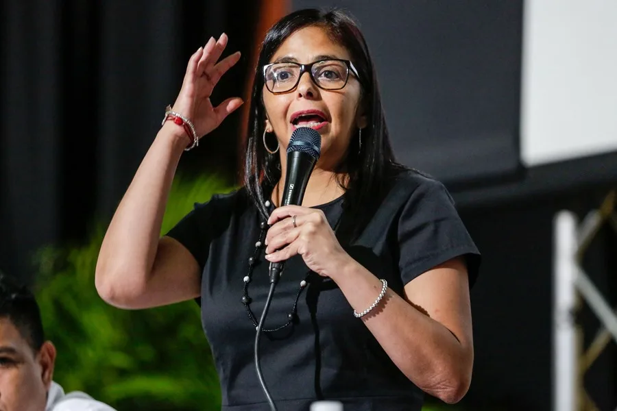 Delcy Rodríguez en rescate tras terremoto.