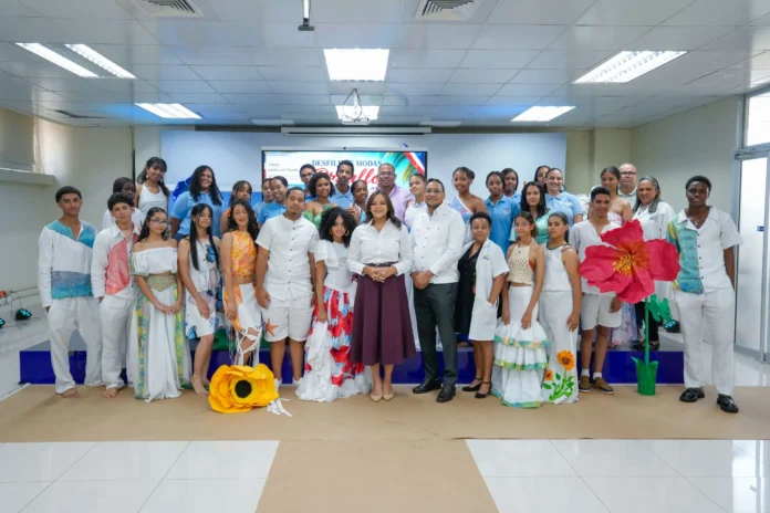 Estudiantes del Politécnico presentan moda caribeña.