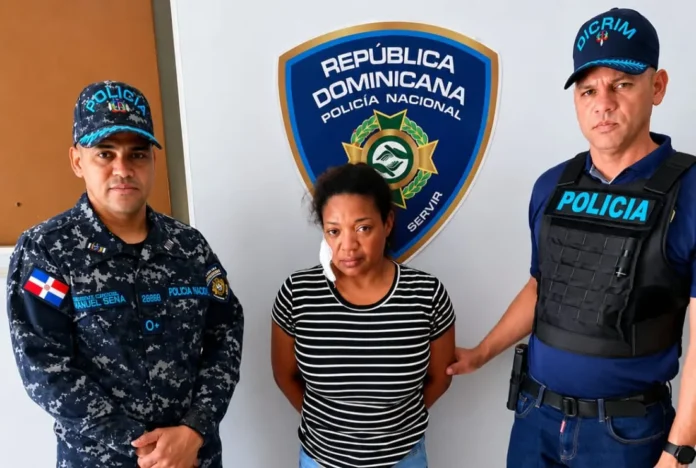 Mujer arrestada por asesinato en Montecristi.