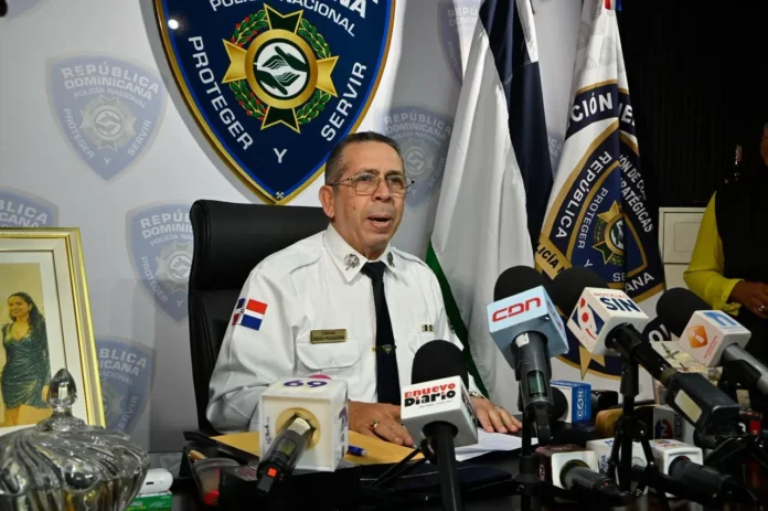 Hombre dispara en hospital, mujer muere.