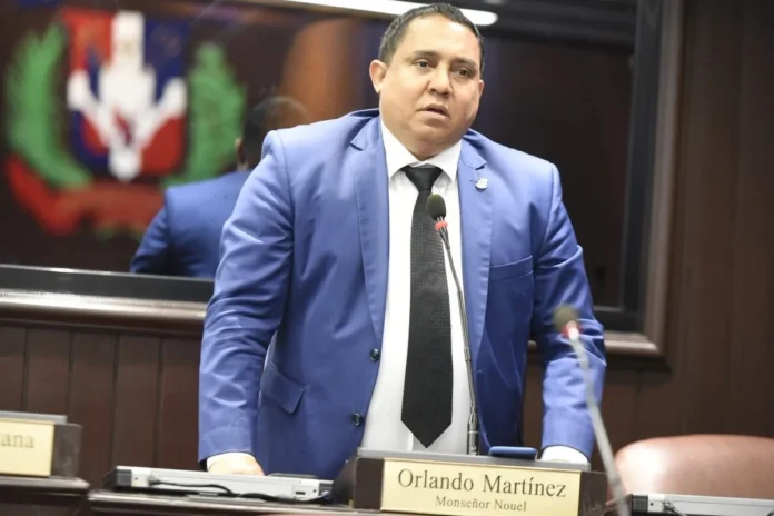 Orlando Martínez apoya a Wellington Arnaud.