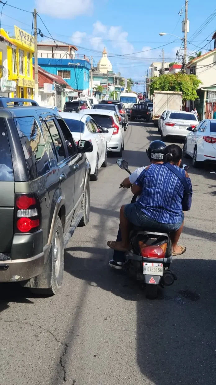 Doble parqueo en calles de Puerto Plata