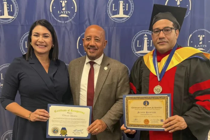 Salvador Holguín recibe Doctorado Honoris Causa.