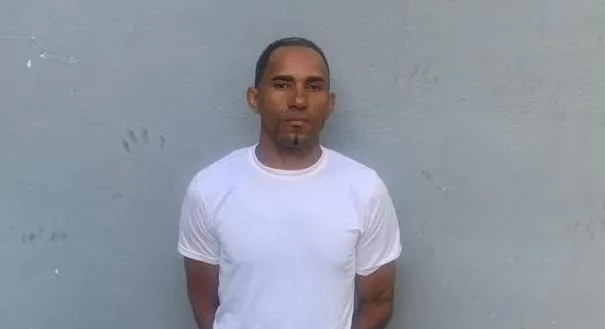 Hombre arrestado por agresión con cuchillo