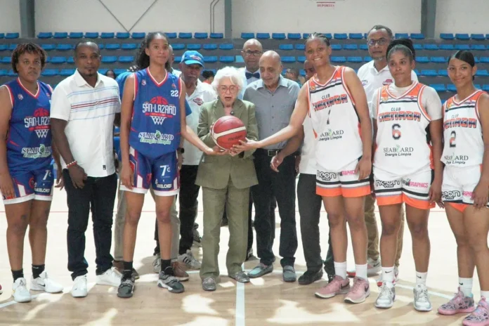 Milagros Ortiz Bosch en torneo de baloncesto.