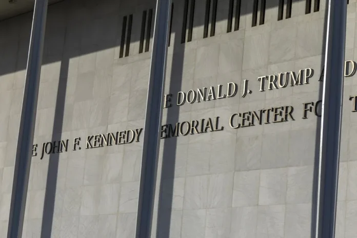 Centro Kennedy elimina nombre de Trump.