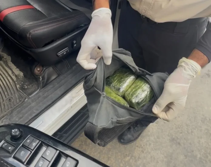 DNCD detiene hombres y confisca drogas.