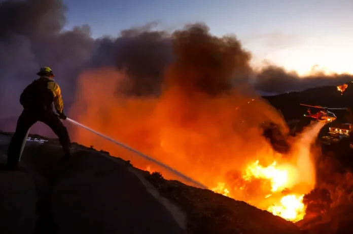 Incendio forestal en Riverside, evacuaciones necesarias.