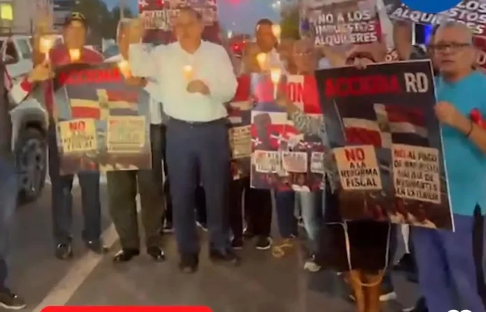 Protesta comunitaria contra reforma fiscal en Santo Domingo.