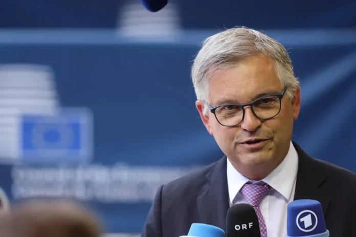 Comisario europeo cuestiona regularización migratoria
