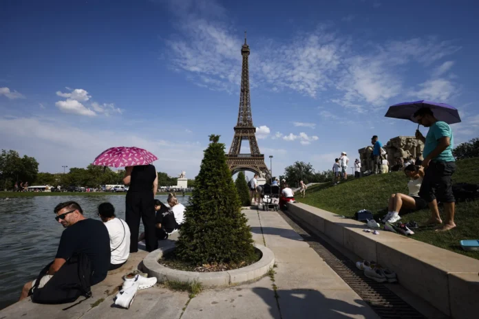 Torre Eiffel cerrada por ola de calor