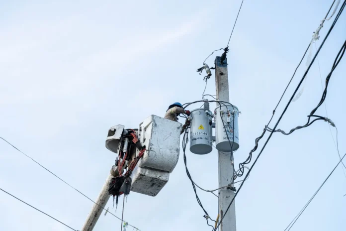 Edesur instala transformadores en Azua.