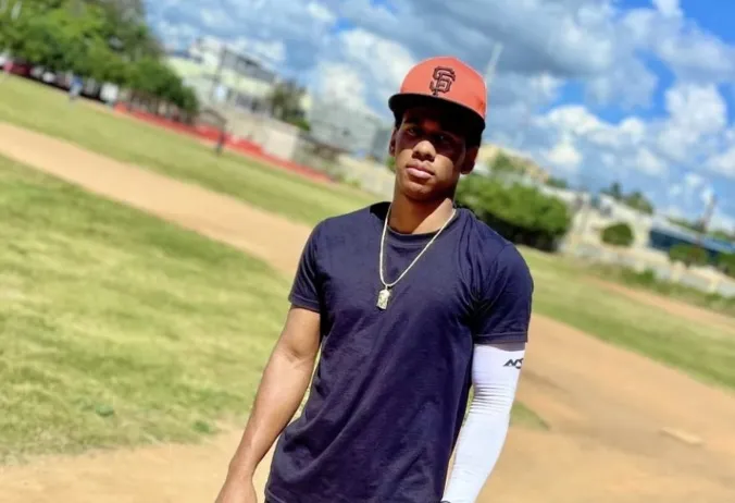 Edgar de León firma con los Yankees.