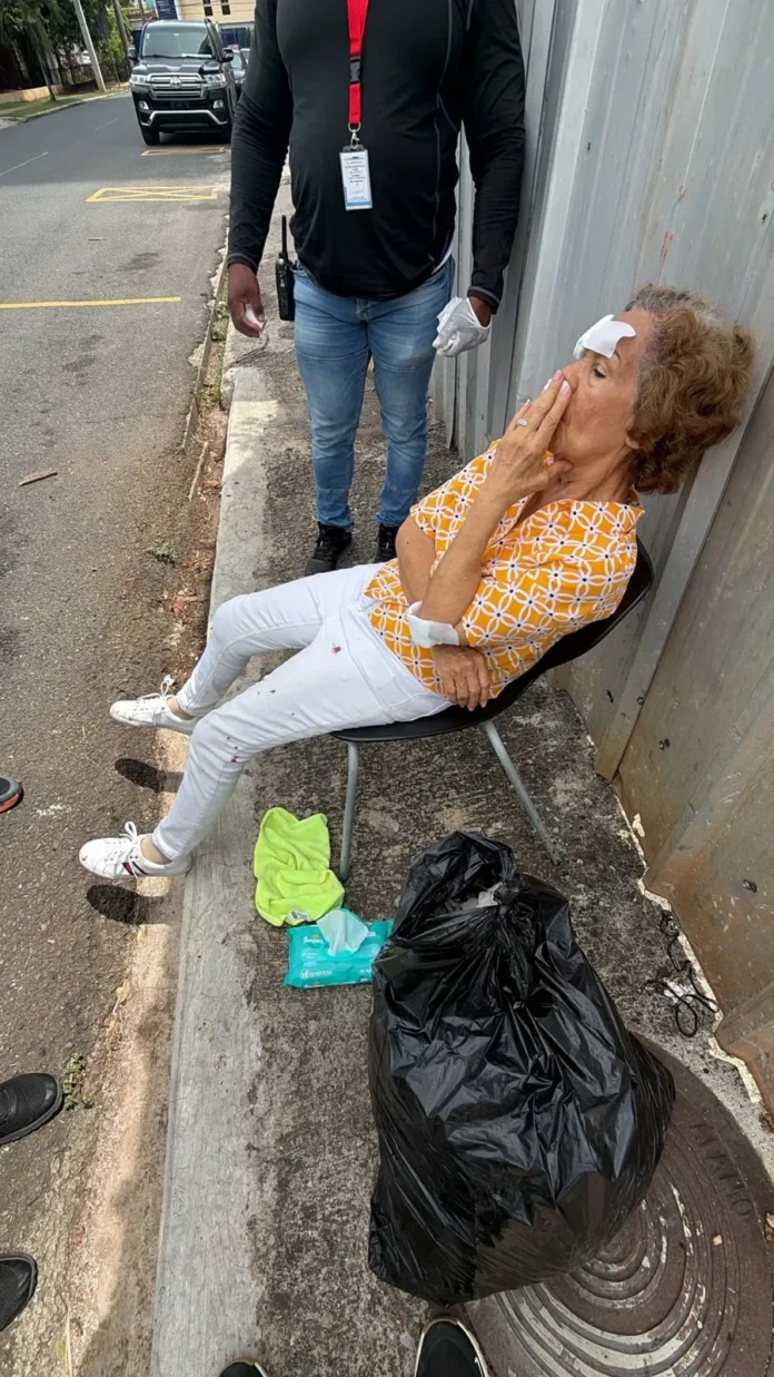 Mujer mayor desorientada tras caída en Naco.