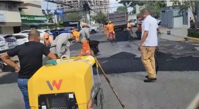 Bacheo y asfaltado en Santo Domingo.