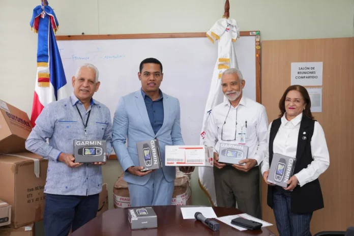 Equipos de laboratorio para investigar dengue.