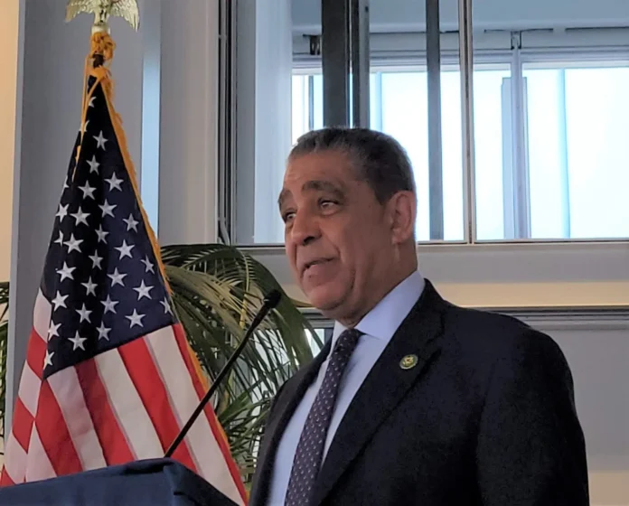 Espaillat apoya fin de guerra con Irán.