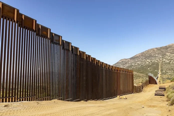 Muro fronterizo entre EE. UU. y México.