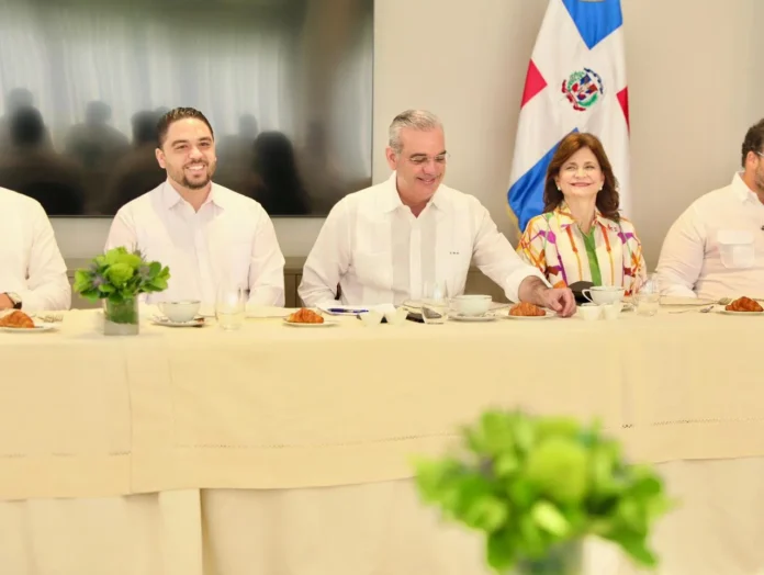 Desayuno con líderes del acero en Santiago.