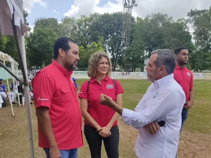 Comisionado Noboa en torneo infantil de béisbol.