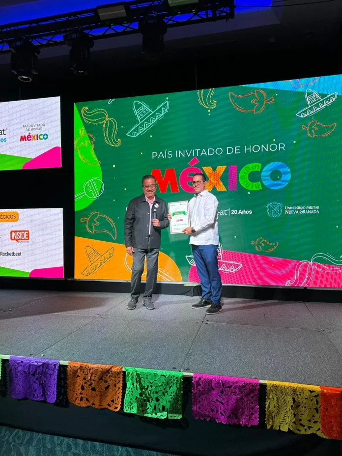 Fahd Jacobo recibe premio por transformación digital