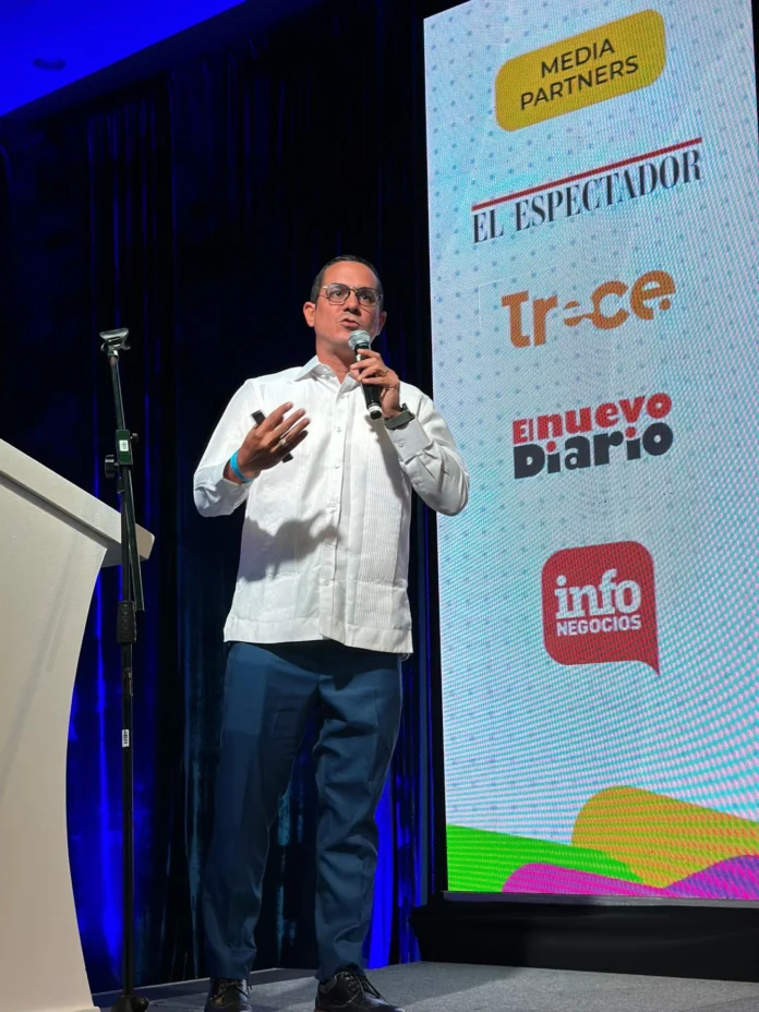 Fahd Jacobo en conferencia sobre sostenibilidad digital.