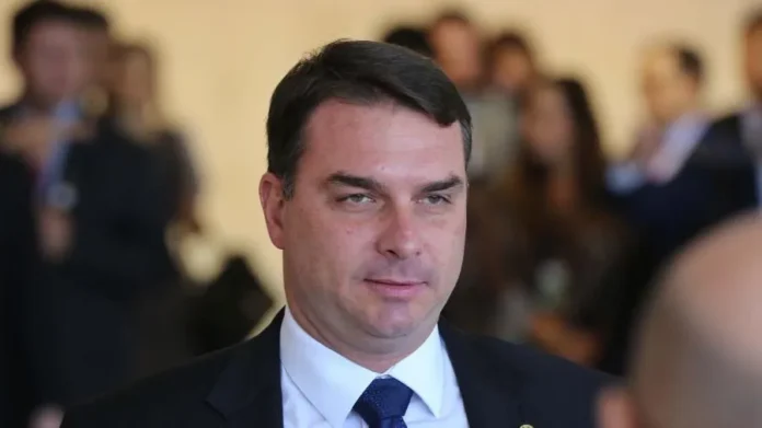 Flávio Bolsonaro calumnia a Lula en redes.
