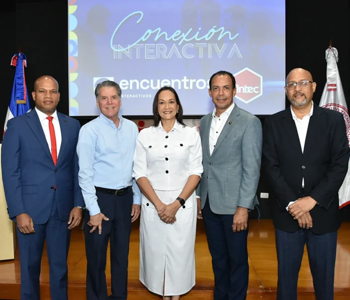 Diálogo sobre comunicación y liderazgo en INTEC.