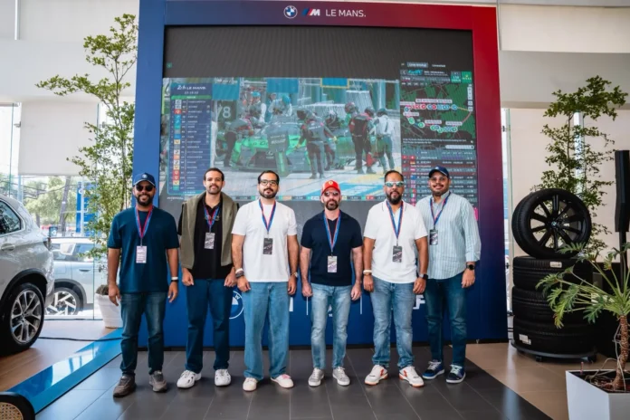 Aficionados disfrutan automovilismo en República Dominicana.