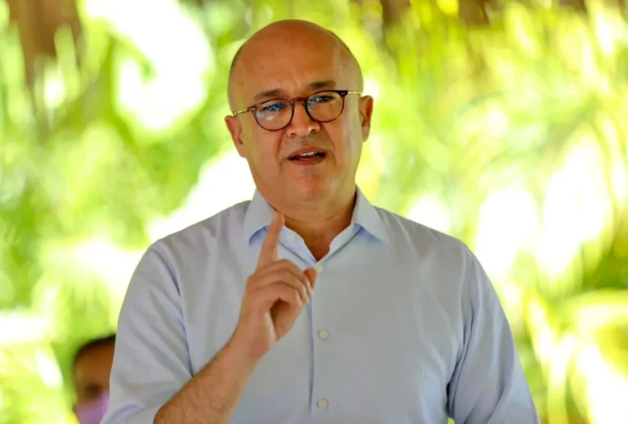 Domínguez Brito critica aumento de impuestos.