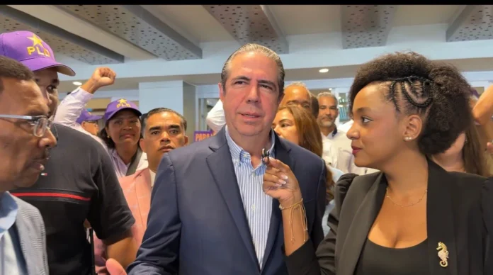 Francisco Javier García con la diáspora dominicana.